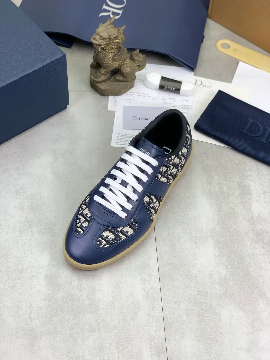 Men's men's shoes 💰P542 New Dior B01 top version of moral training shoes! ! ! White first-layer cowhide, fully oiled upper, original TPU molded outsole. New to the Fall 2025 collection, this sneaker marks the return of Dior’s classic style, reinterpreted in a stylish and elegant silhouette. Crafted from white smooth first-grain cowhide with a tonal silk sheepskin lining, it features the Dior logo on the tongue and inner sides, and a CD icon on the heel. Paired with Tpu anti-slip soles of the same color, it can be matched with various styles to create a sophisticated look.  Code number: 39-45 Complete package with airplane box